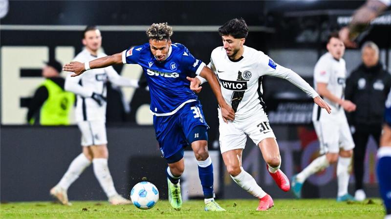 Erst 2:0, dann 2:2: Remis zwischen Elversberg und Karlsruhe Der Karlsruher SC um Bambasé Conté (l) und die SV Elversberg mit Muhammed Damar lieferten sich eine ausgeglichene erste Hälfte.