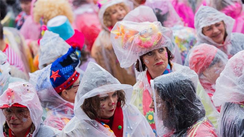 Der Karnevalsauftakt fand in Köln diesmal bei strömendem Regen statt.