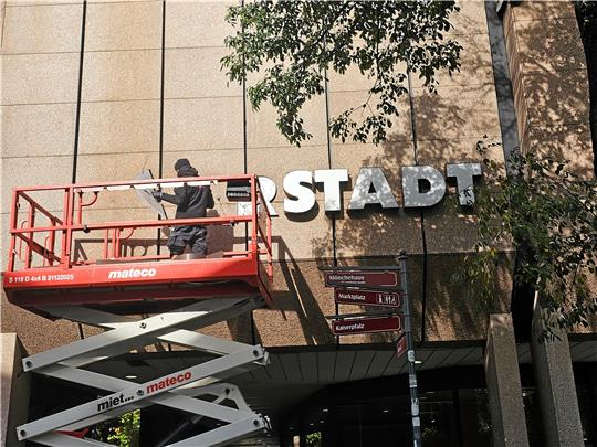 Der Karstadt-Schriftzug wird in dieser Woche durch ein Galeria-Logo ersetzt.  Foto: Sowa