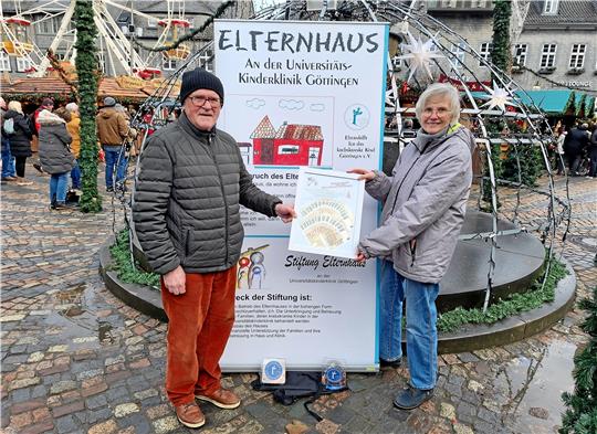 Der Kassenwart des Elternhauses Harald Germandi (li.) nimmt die Spende des Aktionsteams Goslar von Karin Kolan auf dem Goslarer Marktplatz entgegen.  Foto: Hohaus