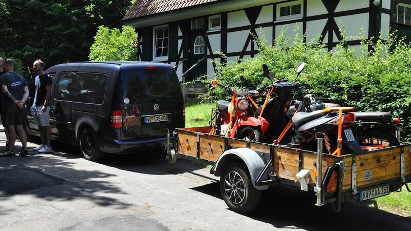 Harzer Moped-Run: Positive Bilanz trotz zehn Prozent Ausfallquote Der Kehrwagen hatte einiges zu tun bei der Tour.