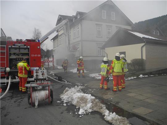 Der Kellerbrand in der Wildemanner Straße in Lautenthal sorgt für einen Großeinsatz der Freiwilligen Feuerwehren. Foto: Freiwillige Feuerwehr Langelsheim