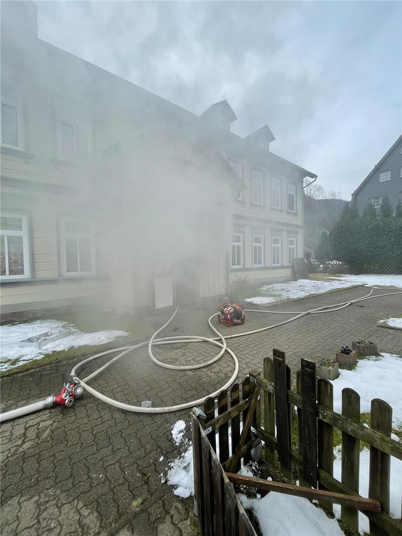 Der Kellerbrand sorgt für sehr große Rauchentwicklung im Innenhof des Brandhauses. Foto: Freiwillige Feuerwehr Langelsheim