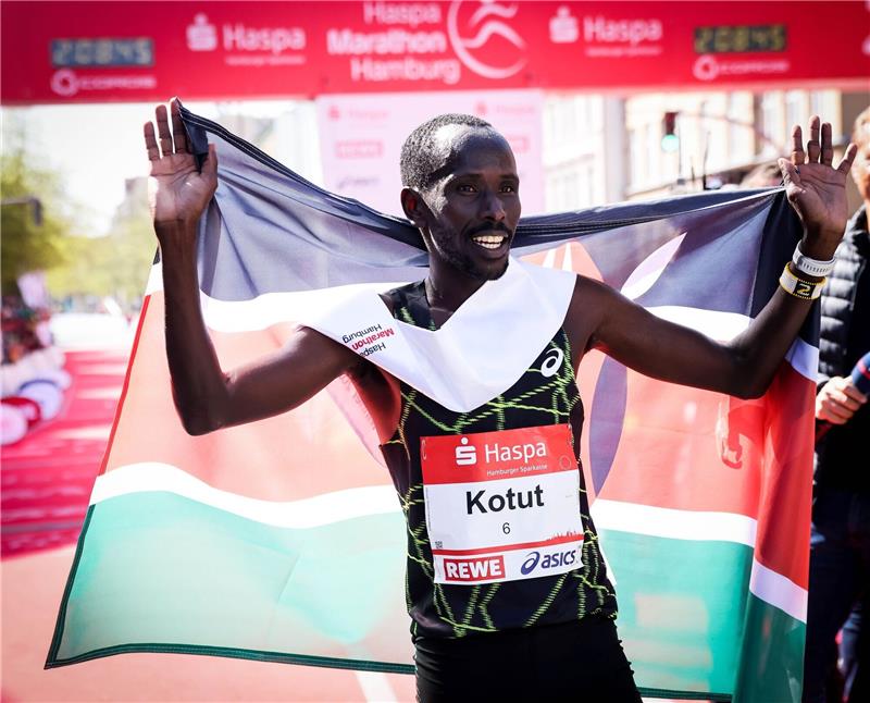Der Kenianer Cybrian Kotut aus Kenia feiert seinen Sieg in Streckenrekordzeit beim Hamburg-Marathon.