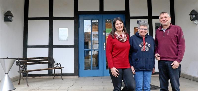 Lewer Däle: Ausstellung gibt Einblick in meditative Gemälde Der Kern des Vorstands der Lewer Däle freut sich bereits auf die Besucher der Veranstaltungen und Ausstellungen im neuen Jahr (v. li.): Anika Sobania, Elisabeth May und Holger Schütte. Dem Vorstand gehören außerdem auch aus dem Gemeinderat Liebenburg und der evangelischen Kirche entsandte Mitglieder an. Foto: Jambrek