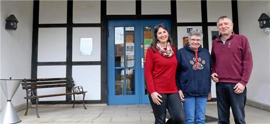 Der Kern des Vorstands der Lewer Däle freut sich bereits auf die Besucher der Veranstaltungen und Ausstellungen im neuen Jahr (v. li.): Anika Sobania, Elisabeth May und Holger Schütte. Dem Vorstand gehören außerdem auch aus dem Gemeinderat Liebenburg und der evangelischen Kirche entsandte Mitglieder an. Foto: Jambrek
