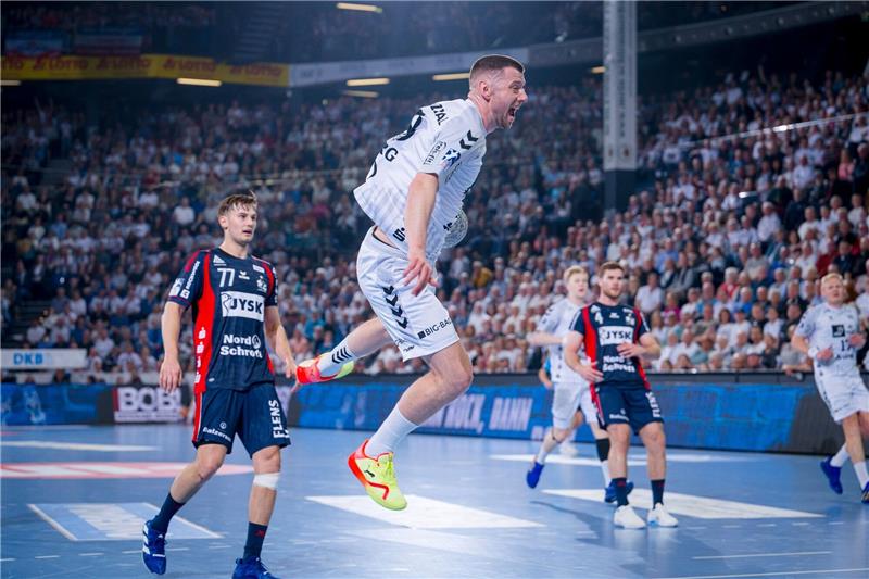 Handball-Titelkampf spitzt sich zu: Trio darf träumen Der Kieler Niclas Ekberg (M.) beim Torabschluss.