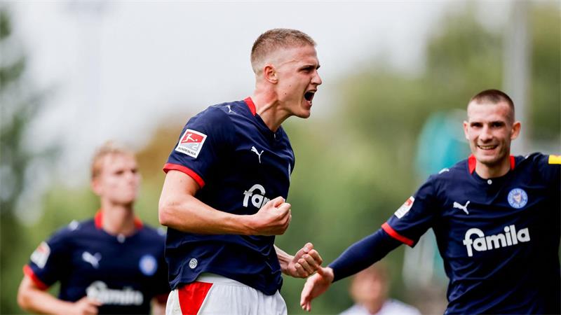 Der Kieler Phil Harres bejubelt seinen Elfmeter-Treffer zum 1:0.