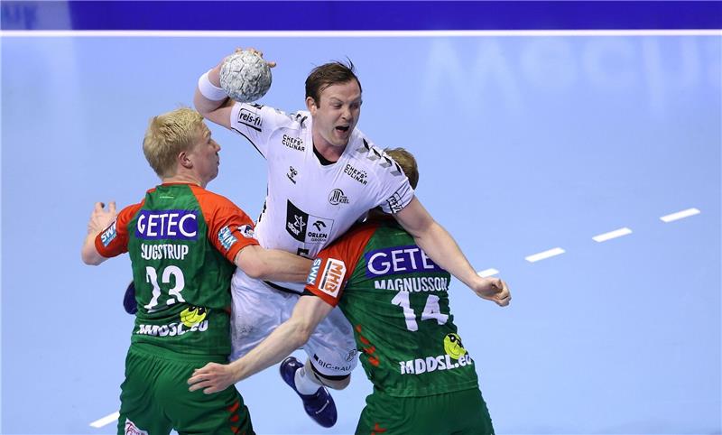Der Kieler Sander Sagosen (M) kommt gegen die Magdeburger Magnus Saugstrup (l) und Omar Ingi Magnusson zum Wurf.