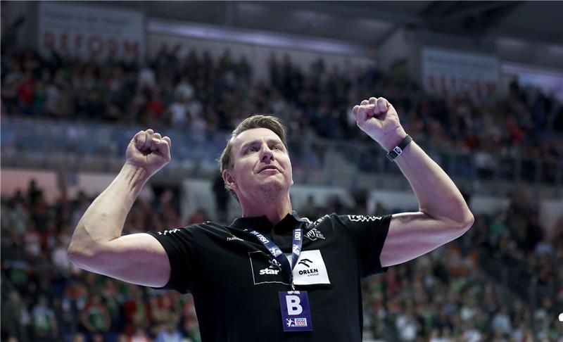 Party rückt näher: THW Kiel dicht vor Handball-Meisterschaft Der Kieler Trainer Filip Jicha jubelt nach dem Abpfiff.