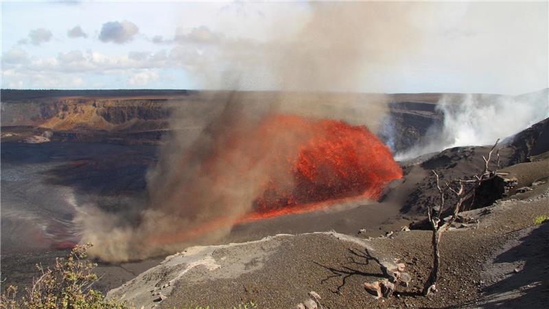 Vulkan Kilauea auf Hawaii stößt Lavafontänen aus Der Kilauea-Vulkan auf Hawaii spuckt Lavafontänen.