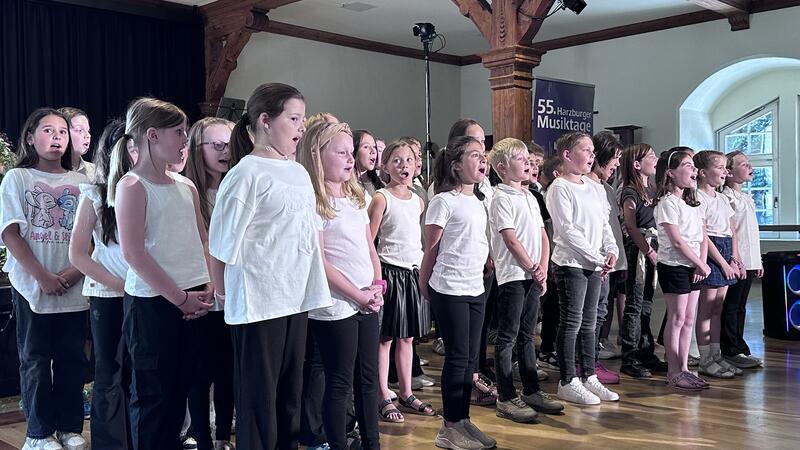 Wie gingen die 55. Harzburger Musiktage über die Bühne? Der Kinderchor der Grundschule Bündheim eröffnet am Freitagabend das Familienkonzert.