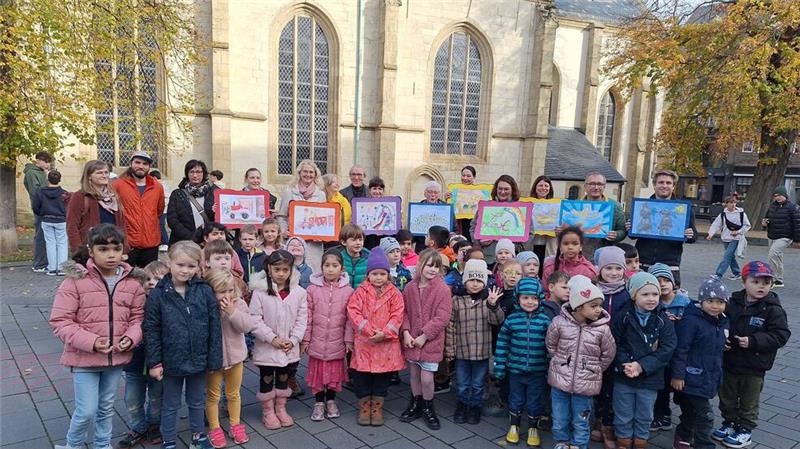 Der Kindergarten Kunterbunt hat das Projekt „SpielRaum Goslar“ mit eröffnet und im Anschluss auch einen ersten Rundgang gestartet. Die Kinderzeichnungen sind temporär im Stadtbild zu bewundern.