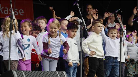 Der Kindergarten Kunterbunt hat einen der ersten Auftritte auf dem Goslarer Altstadtfest.
