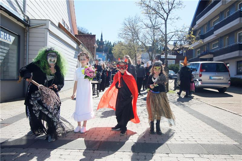 Walpurgis: Viel Brauchtum auf dem Berg und Party im Tal Der Kinderwalpurgis-Umzug in Hahnenklee ist ein großer Publikumsmagnet. Archivfotos: Epping, Sowa