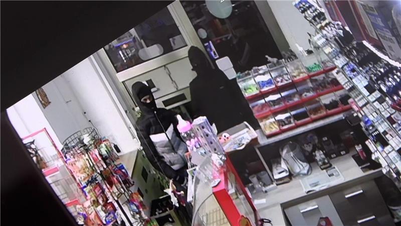 Der Kioskbesitzer sperrte die zwei mit einem Messer bewaffneten Räuber ein.