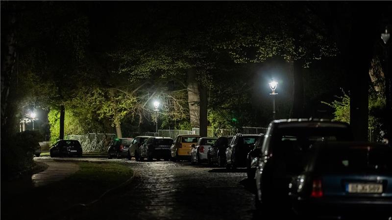 Der Kirchweg im Berliner Ortsteil Nikolassee ist bei einem Stromausfall weitgehend dunkel, da nur die Gaslaternen noch Licht spenden.