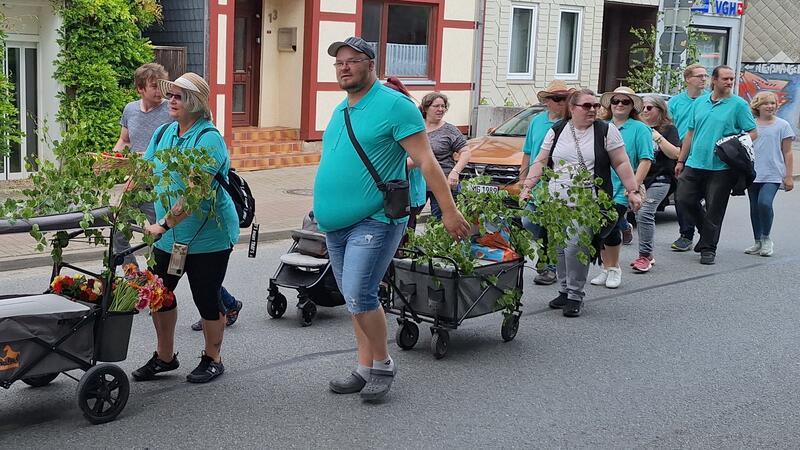 Drei tolle Tage: Schladens Schützen küren ihre neuen Majestäten Der Kleingartenverein nimmt am traditionellen Schützenumzug durch Schladen teil.