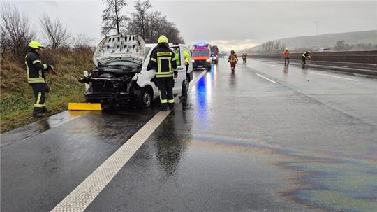 Der Kleintransporter ist mit einer Leitplanke kollidiert.