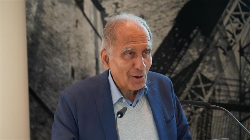 Das Foto zeigt Professor Mojib Latif beim Vortrag im Kreishaus. 