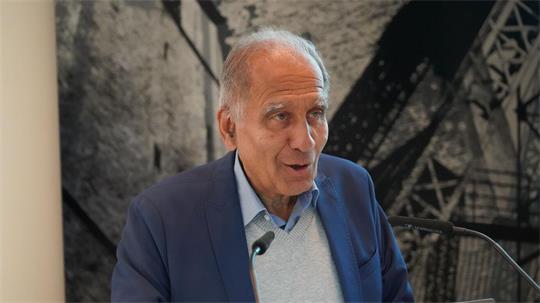 Das Foto zeigt Professor Mojib Latif beim Vortrag im Kreishaus. 