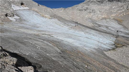 Der Klimawandel trifft auch Deutschland. Hier ein schmelzender Gletscher auf der Zugspitze.