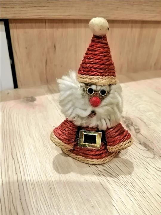 Der Klorollen-Weihnachtsmann von Gudrun Langner.  Fotos: Privat