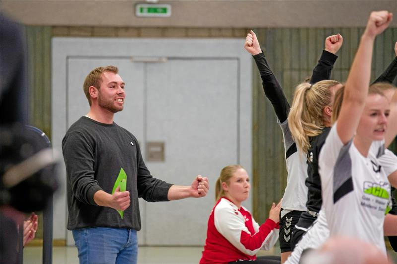 HSG Liebenburg-Salzgitter überrascht beim ersten Saisonsieg Der Knoten ist geplatzt: Trainer Fabian Matthes (li.) feiert mit der HSG Liebenburg-Salzgitter den ersten Saisonsieg. Das Team setzt sich überraschend deutlich mit 31:26 gegen das Spitzenteam von der SG Börde durch. Foto: Drechsler