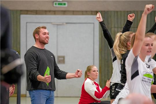 Der Knoten ist geplatzt: Trainer Fabian Matthes (li.) feiert mit der HSG Liebenburg-Salzgitter den ersten Saisonsieg. Das Team setzt sich überraschend deutlich mit 31:26 gegen das Spitzenteam von der SG Börde durch. Foto: Drechsler