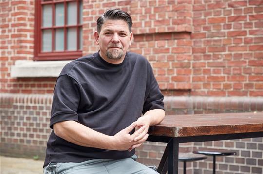 Der Koch und Autor Tim Mälzer vor seinem Restaurant «Bullerei» in Hamburg.