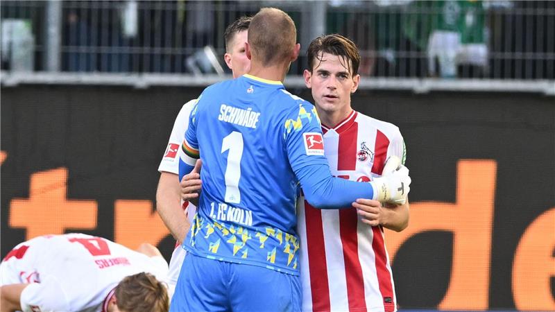 Der Kölner Jakub Kaminski (r) schoss beim 3:3 in Wolfsburg das späteste Tor der Bundesliga-Geschichte.