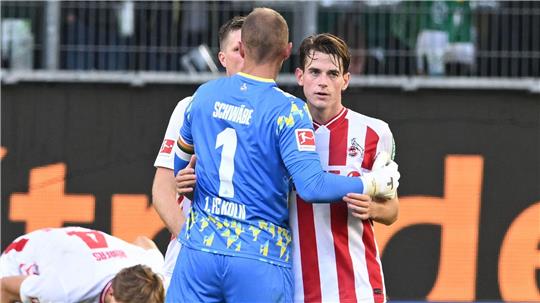 Der Kölner Jakub Kaminski (r) schoss beim 3:3 in Wolfsburg das späteste Tor der Bundesliga-Geschichte.