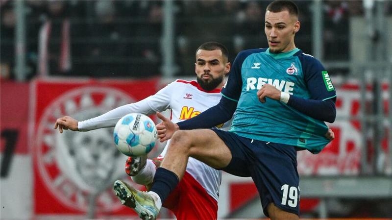 1. FC Köln gewinnt in Regensburg und bleibt vorn dabei Der Kölner Tim Lemperle (rechts) und Robin Ziegele von Regensburg kämpfen um den Ball.