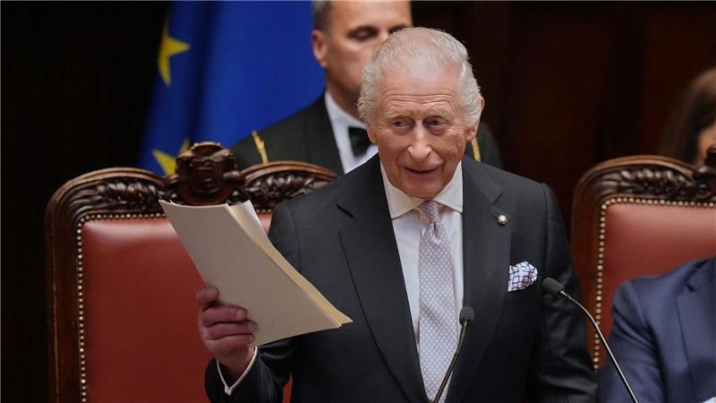 Der König sprach lange im italienischen Parlament. 