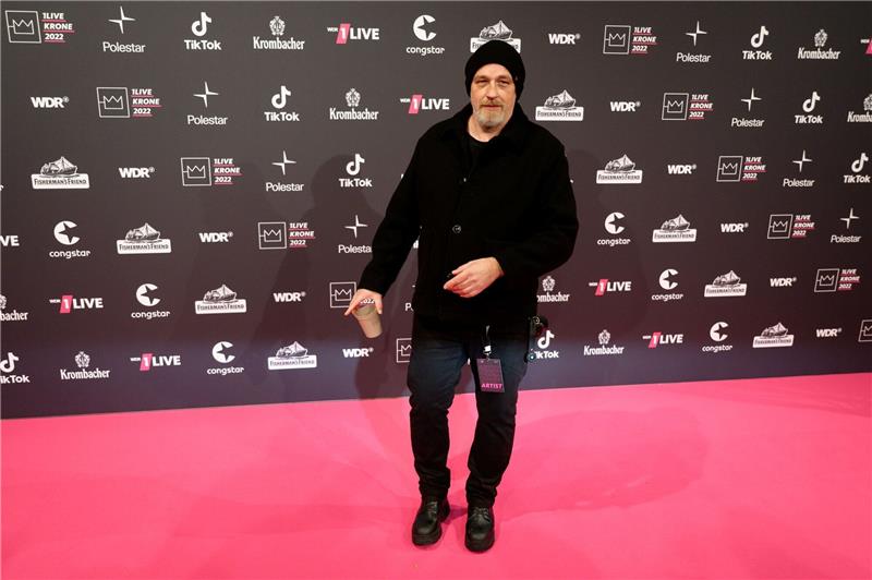 Torsten Sträter: Bundeswehr gab mir Struktur Der Komiker Torsten Sträter kommt über den Roten Teppich zur Verleihung der 1Live Krone in der Jahrhunderthalle.