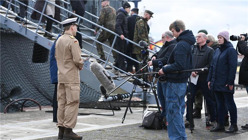 Fregatte „Brandenburg“ läuft zu UN-Einsatz im Mittelmeer aus Der Kommandant der „Brandenburg“, Fregattenkapitän Robert Meyer-Brenkhof, sieht angesichts der sicherheitspolitischen Situation in Nahost für diesen Einsatz eine besondere Brisanz.