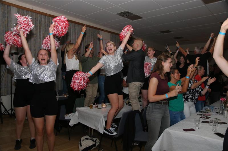 Der Kommersabend  ist einer von vielen Partypunkten im Dorffestgetümmel. 