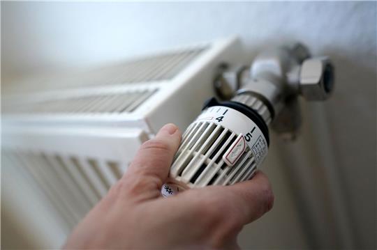 Der Kompromiss der Ampel-Koalition sieht vor, dass ab dem 1. Januar 2024 jede neu eingebaute Heizung zu 65 Prozent mit erneuerbaren Energien betrieben werden muss. Es soll aber Ausnahmen, Übergangsfristen und eine umfassende Förderung geben.