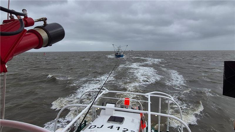 Der Krabbenkutter war vor Cuxhaven auf einer Sandbank festgekommen. 