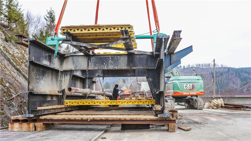 Der Kran hilft beim Abriss der Brücke und sorgt für Faszination bei den Schulenbergern.