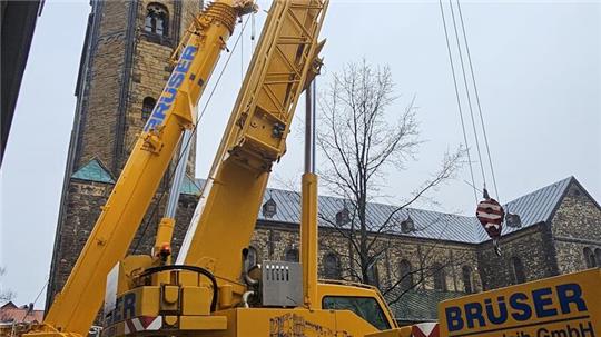 Der Kran wird bei der Marktkirche positioniert.