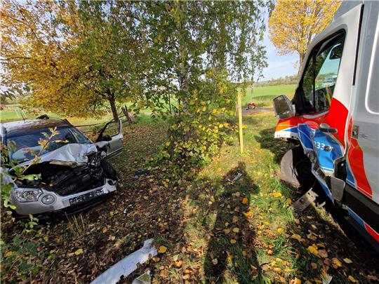 Der Krankentransporter stieß auf der L523 zwischen Bilshausen und Strohkrug mit einem Skoda zusammen. Foto: Polizei Göttingen