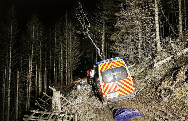 Verunglückt am Rammelsberg: Feuerwehr birgt Krankenwagen Der Krankenwagen geriet auf dem schlammigen Waldweg in eine bedrohliche Schieflage und konnte nicht eigenständig weiterfahren. Foto: Feuerwehr Goslar