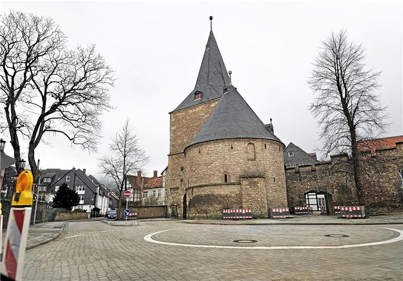 Der Kreisel ist neu, der Verkehr fließt bald wieder wie früher. Soll heißen: auch am Breiten Tor wieder stadtauswärts. Foto: Sowa