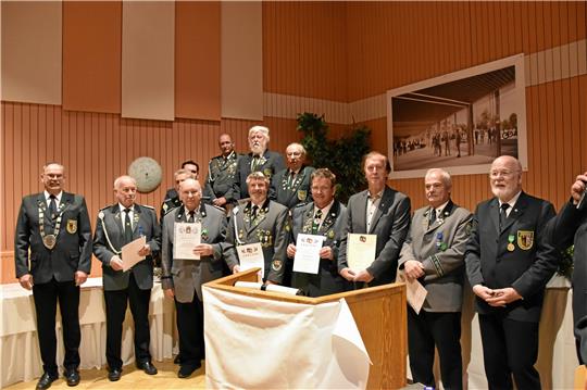Der Kreisschützenverband Goslar, links Präsident Hartmut Richter, rechts Vizepräsident Wolfgang Just, ehrt während seiner Delegiertenversammlung Mitglieder und Vertreter anderer Vereine und Organisationen.  Fotos: Stade