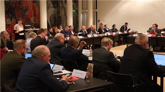 Der Kreistag Goslar in einer Sitzung im Jahr 2024: Zuletzt hat er sich auch mit der Förderung für die Begegnungsstätte „Oschiwa“ in Goslar befasst.