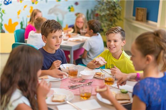 Der Kreistag Wolfenbüttel beschließt einstimmig, einen Antrag der FDP auf Prüfung der Einrichtung eines Frühstücksangebotes in den Schulen an den Schulaussschuss weiterzuleiten. Intention ist die Verbesserung der Chancengleichheit der Kinder. Symbolfoto: Monika Skolimowska/dpa