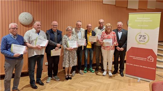 Der Kreisvorsitzende Claus Roschanski (rechts) und die geehrten Mitglieder der Siedlergemeinschaften.