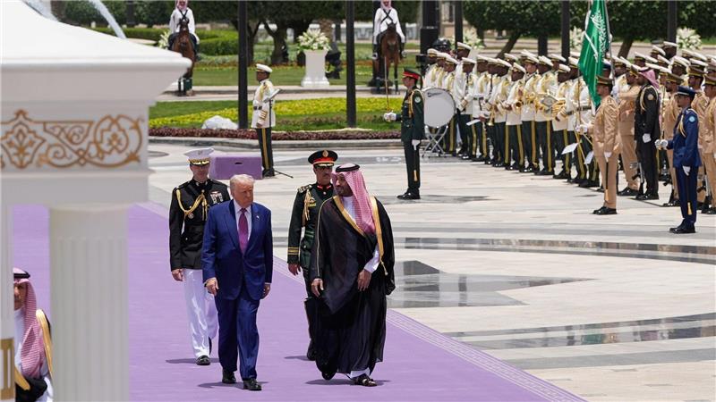 Deals, Deals, Deals: Trump im Nahen Osten Der Kronprinz empfing den Gast aus Amerika mit allerlei Pomp.