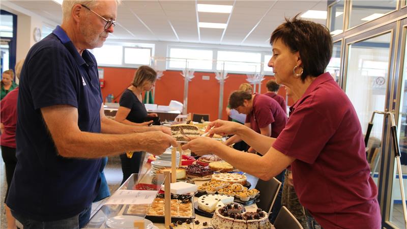 Der Kuchenverkauf beim Othfresener Dorffest ist eine Mammutaufgabe. Weit mehr als 100 Kuchen werden verkauft. Für den Sonntag (7. September) können sich Othfresener Vereine noch bewerben.